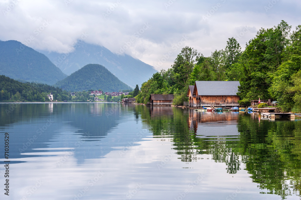 奥地利阿尔卑斯山脉的Idyllic Grundlsee湖