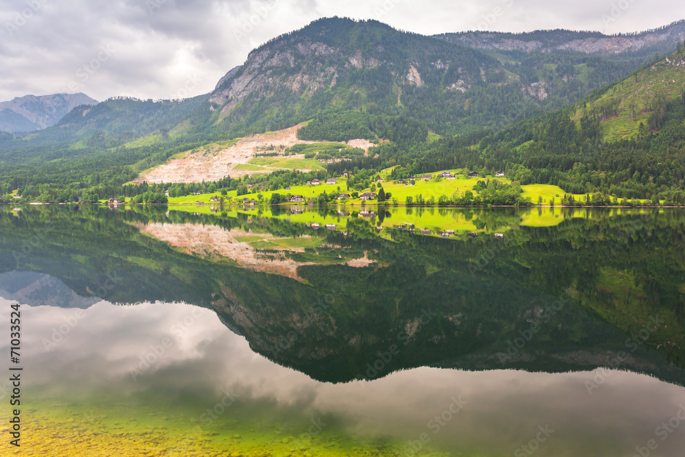 奥地利阿尔卑斯山脉的Idyllic Grundlsee湖