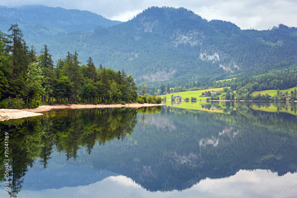 奥地利阿尔卑斯山脉的Idyllic Grundlsee湖