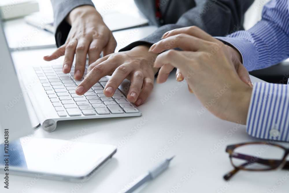 The hands of women to enter the personal computer