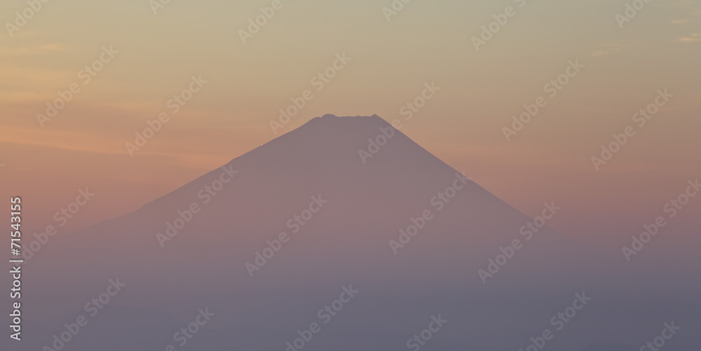 日出时的富士山顶