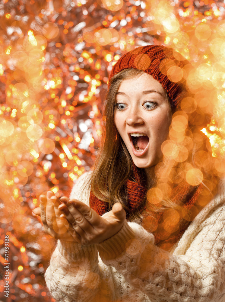 hübsche frau in weihnachts stimmung 