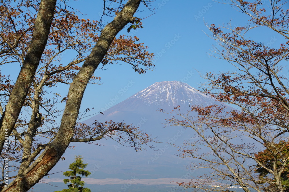 富士山和秋季前首次降雪