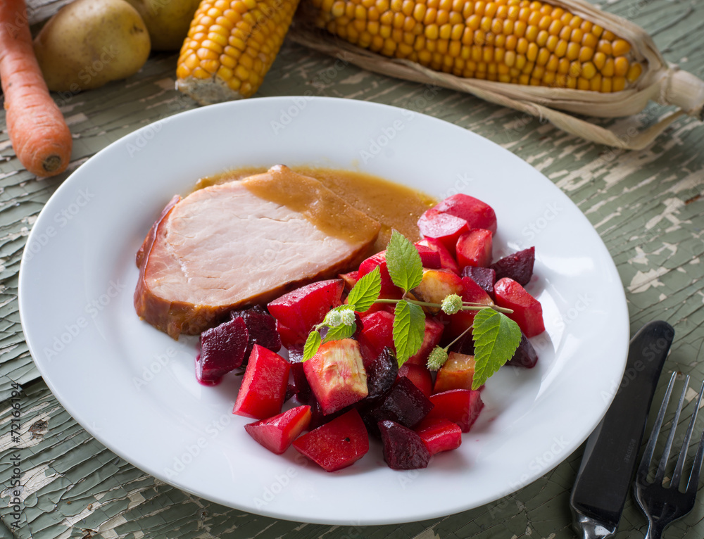 Schweinebraten mit buntem Wurzelgemüse