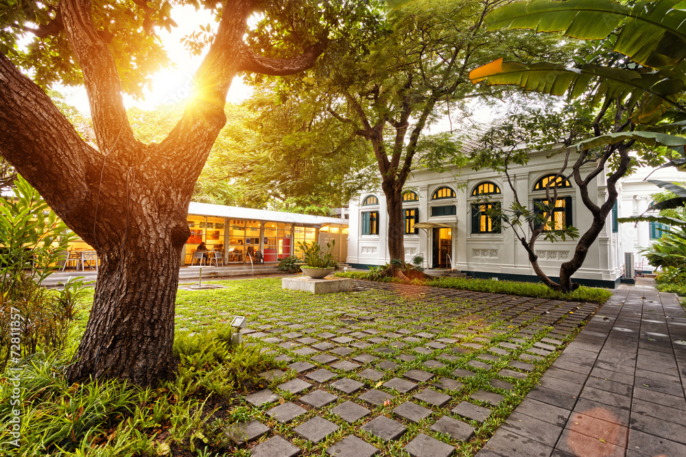 日落中的餐厅前院场景