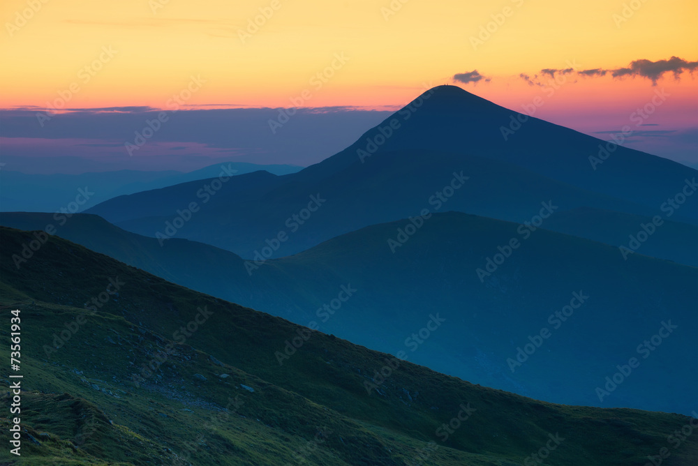 日落后的高山。美丽的自然景观