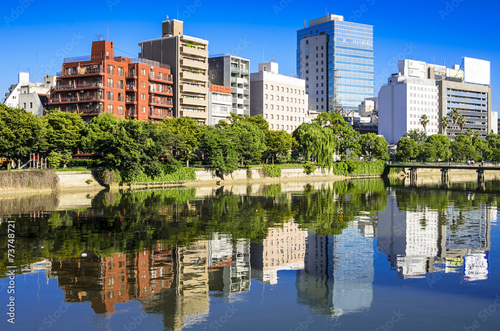 广岛，日本大川河畔的城市景观