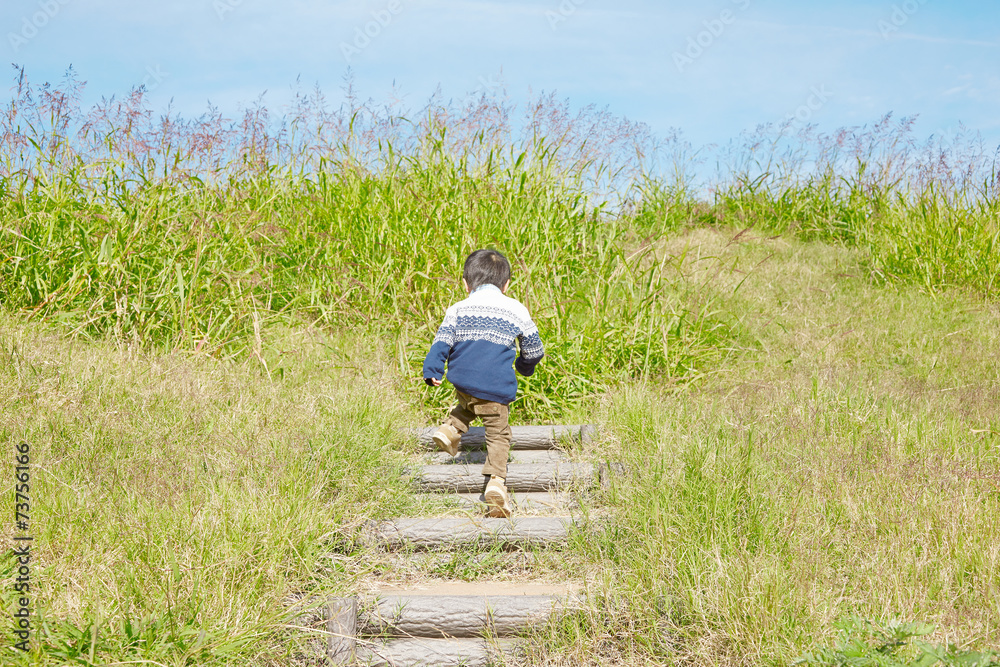 階段を上がる男の子