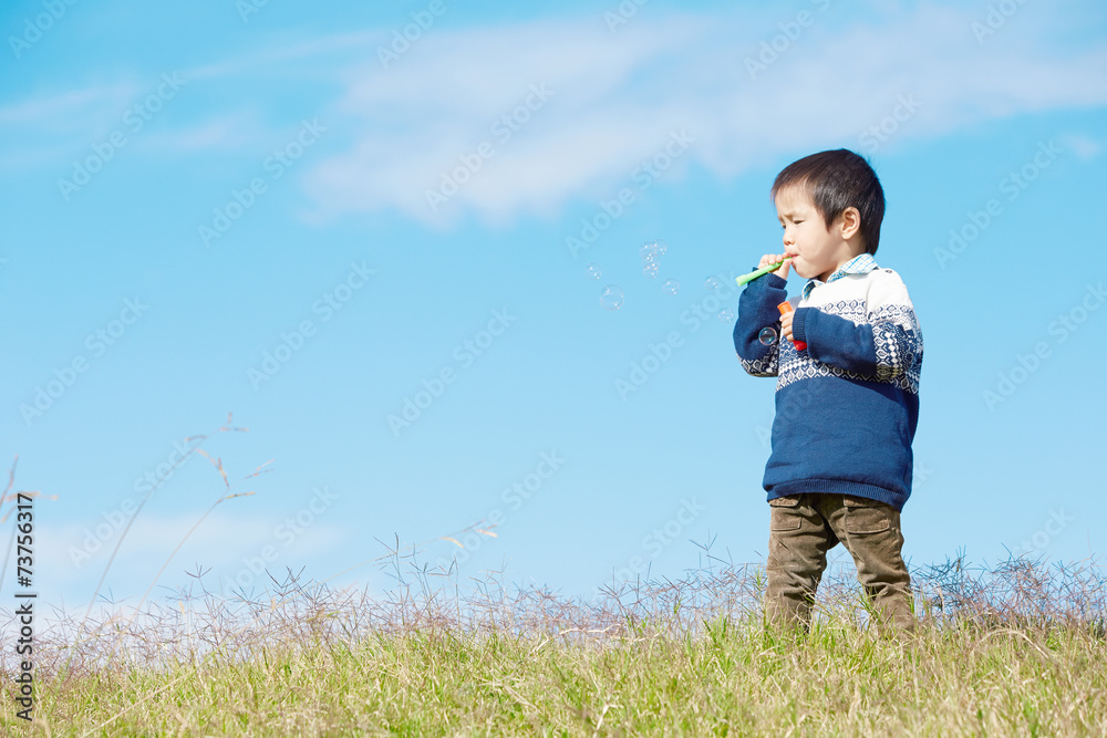 シャボン玉をする男の子