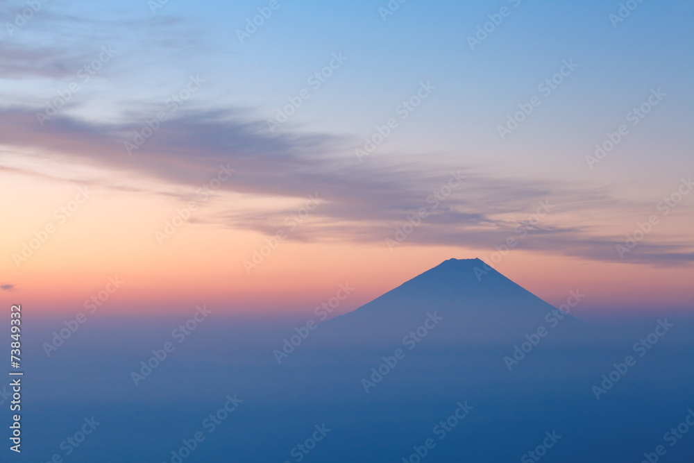 富士山顶和日出的天空