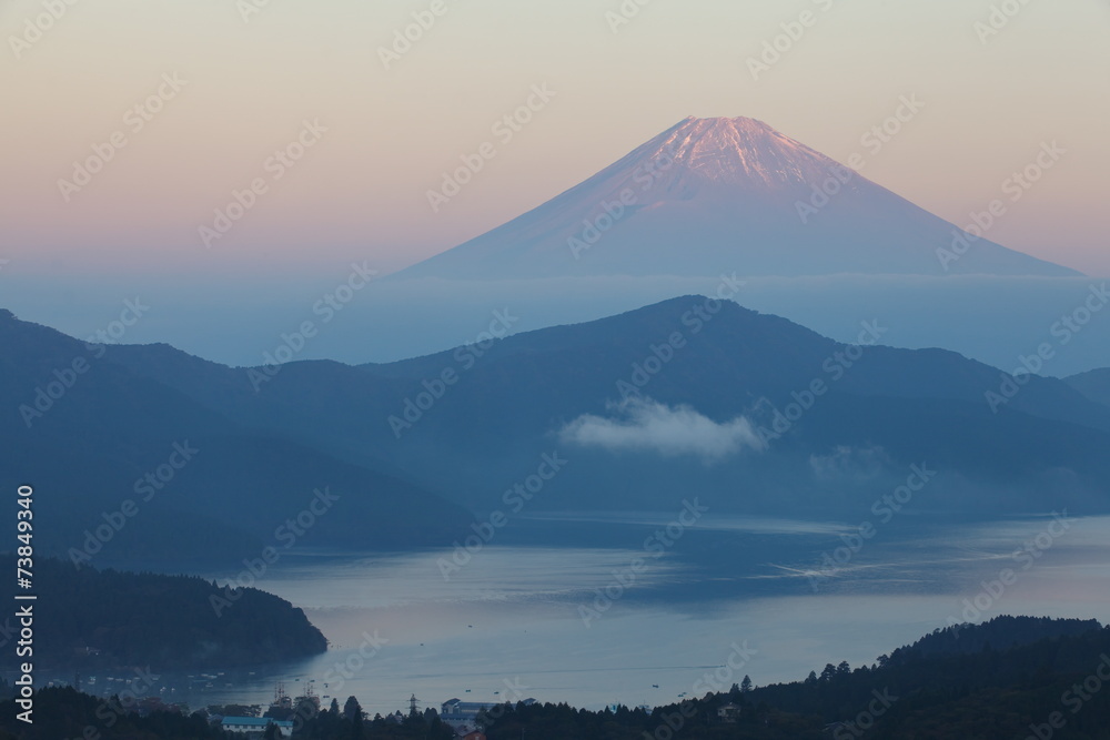 日落时分的富士山和阿什湖