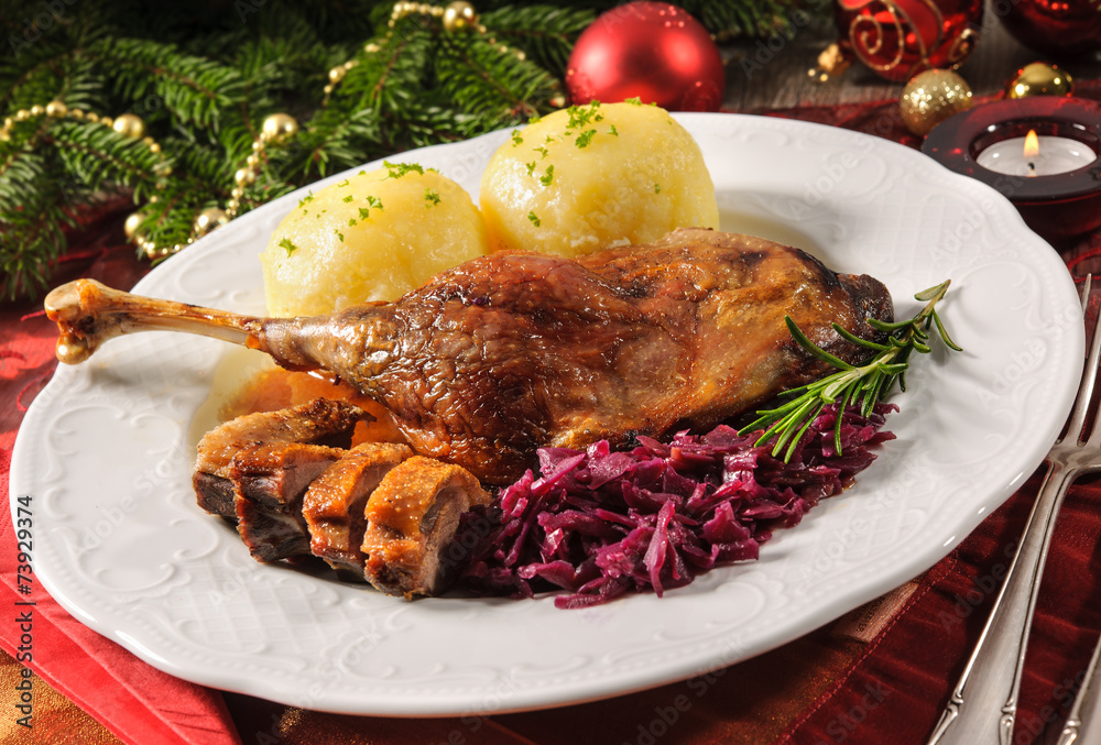 Weihnachtsmenü. Gänsekeule mit Knödeln und Rotkohl