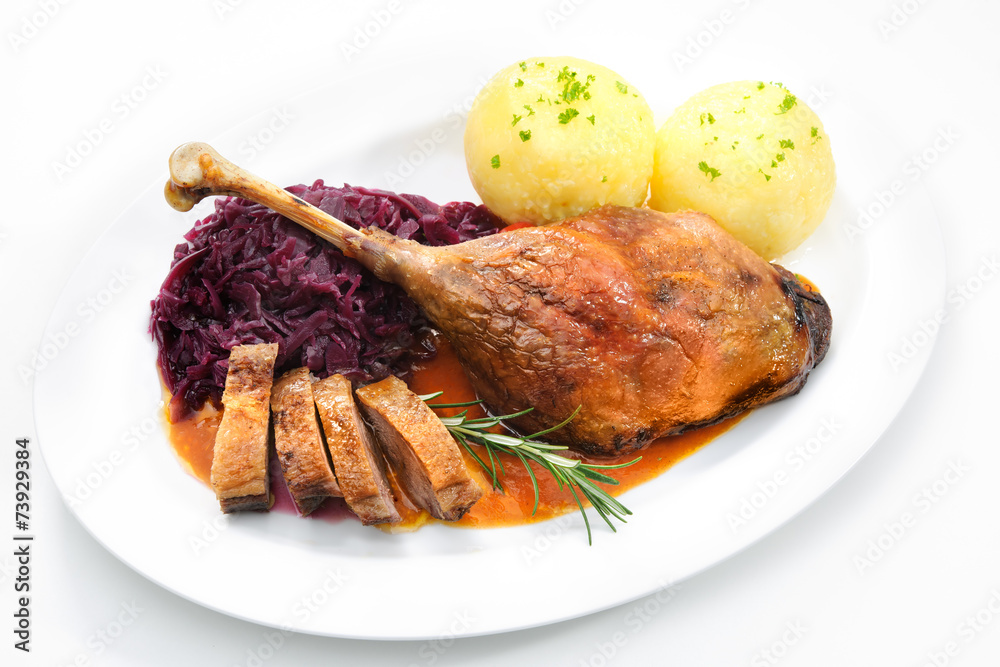 Weihnachtsmenü. Gänsekeule mit Knödeln und Rotkohl