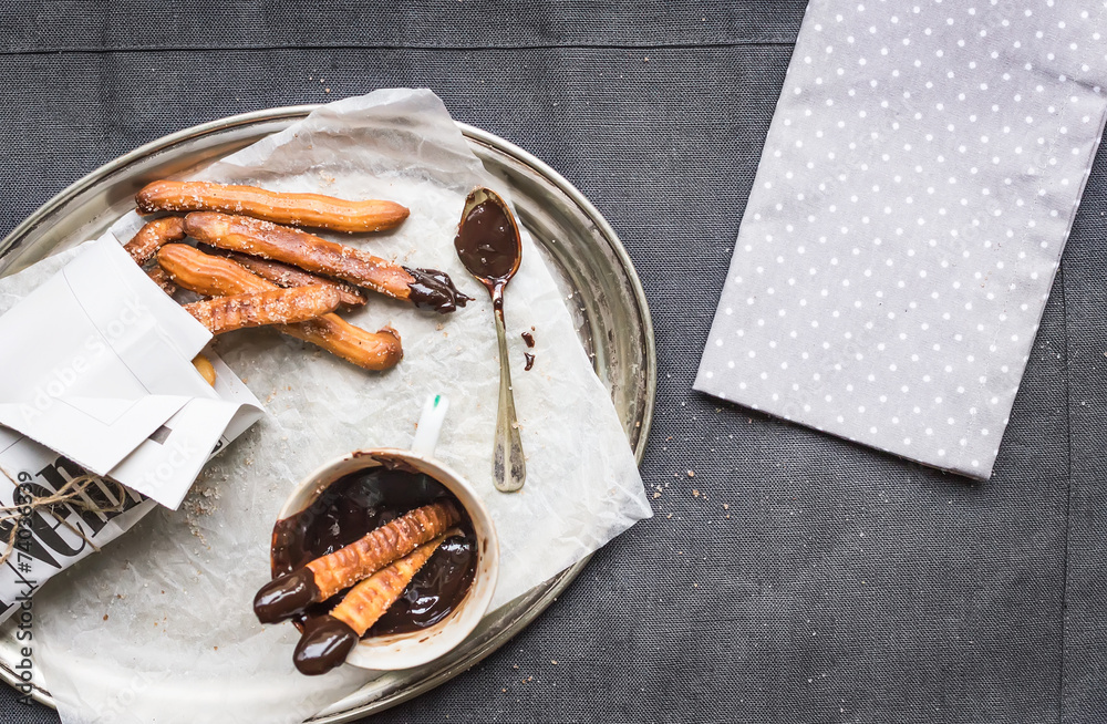 金属板上的巧克力酱Churros