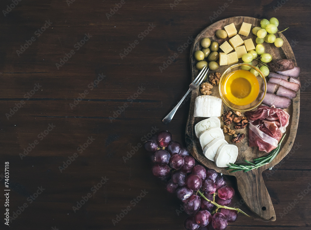 葡萄酒开胃菜套装：肉类和奶酪选择，蜂蜜，葡萄，w