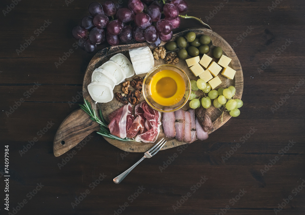 葡萄酒开胃菜套装：肉类和奶酪选择，蜂蜜，葡萄，w