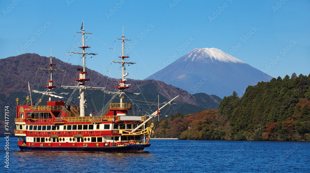 背景为阿势湖和富士山的观光船