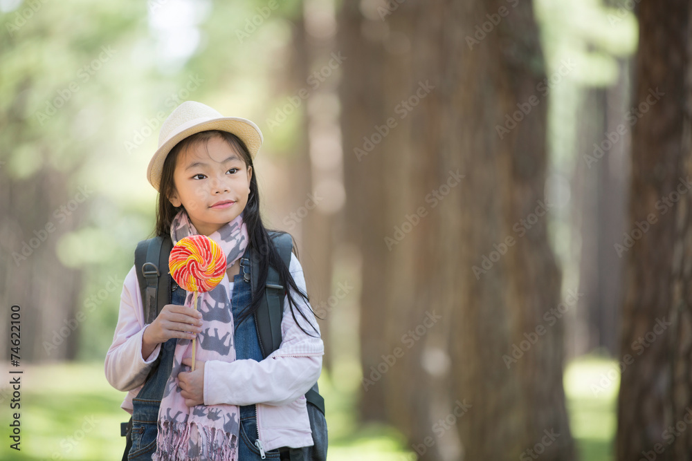 亚洲女孩吃五颜六色的糖果