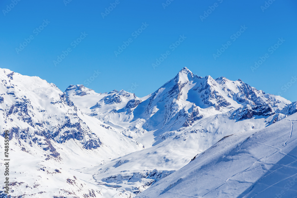 法国蒂涅山区的冬季景观。