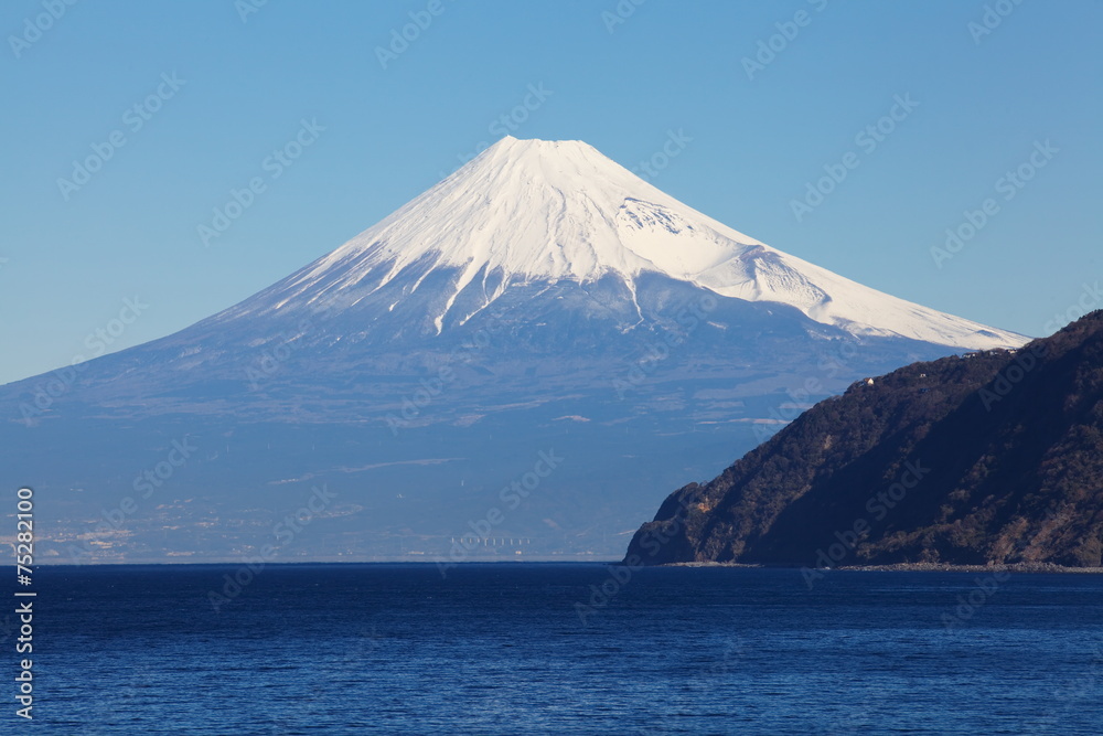 日本静冈县伊豆市的富士山和大海