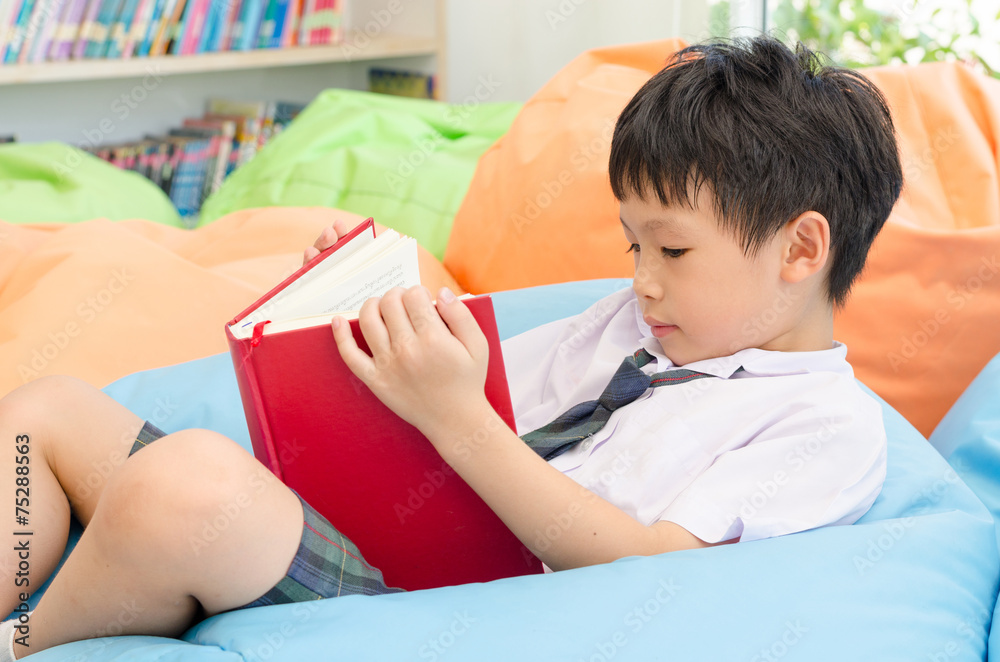 亚洲男生在学校图书馆读书