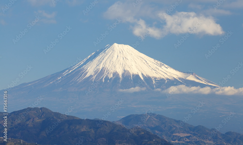 日本静冈县伊豆市的富士山和大海