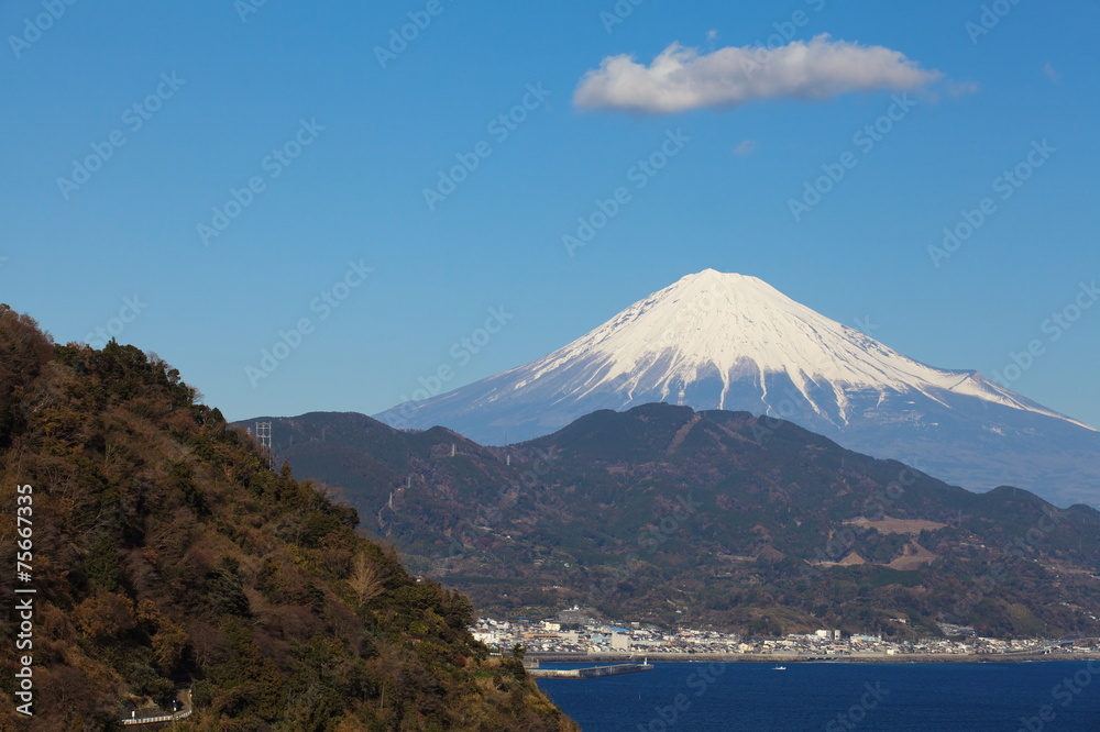 日本静冈县伊豆市的富士山和大海