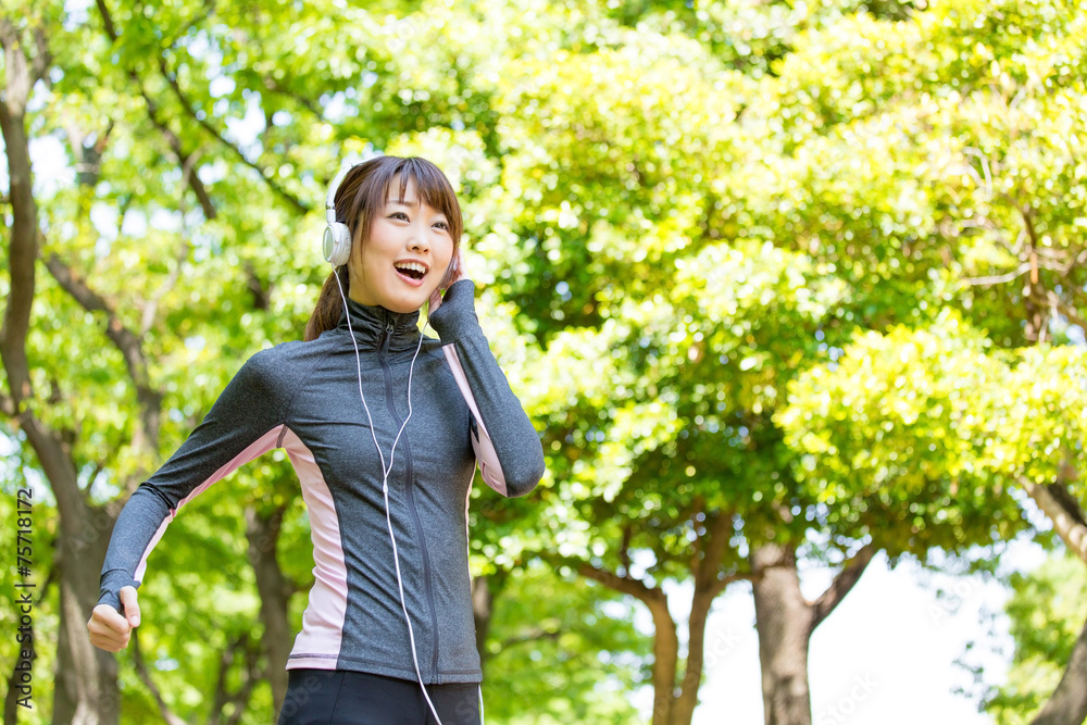 在公园里奔跑的亚洲年轻女子