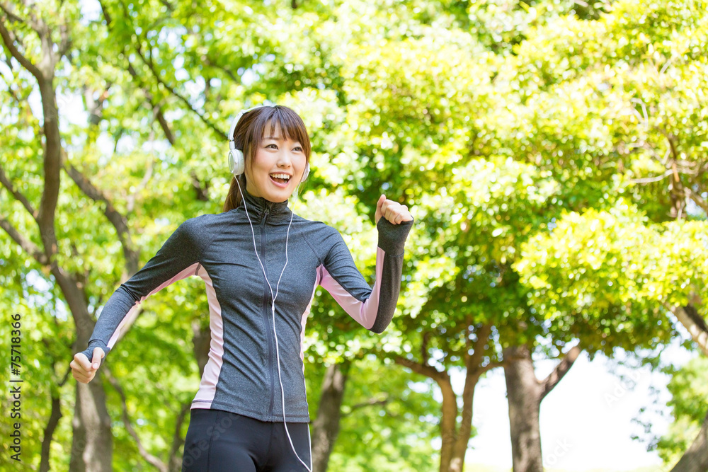 在公园里跑步的年轻亚洲女性