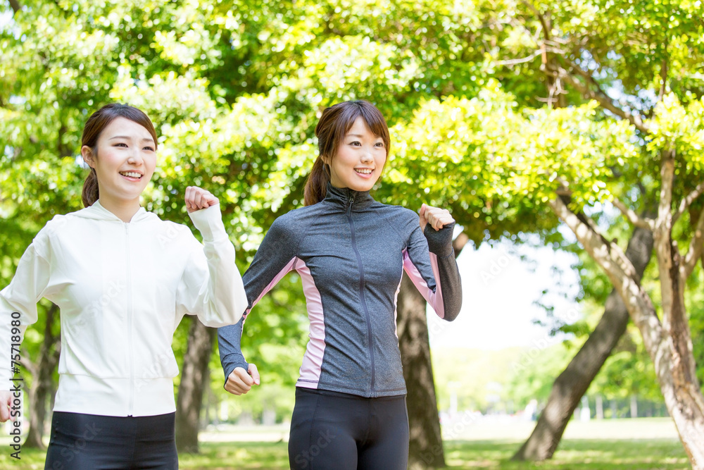 在公园里跑步的亚洲年轻女子