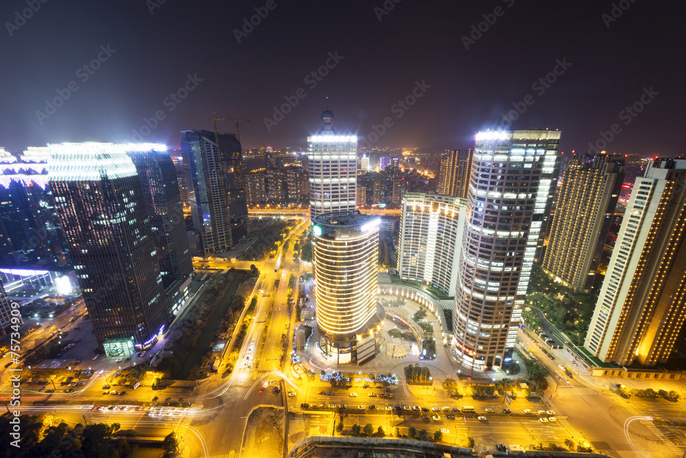 交通步道和城市景观，夜间建筑