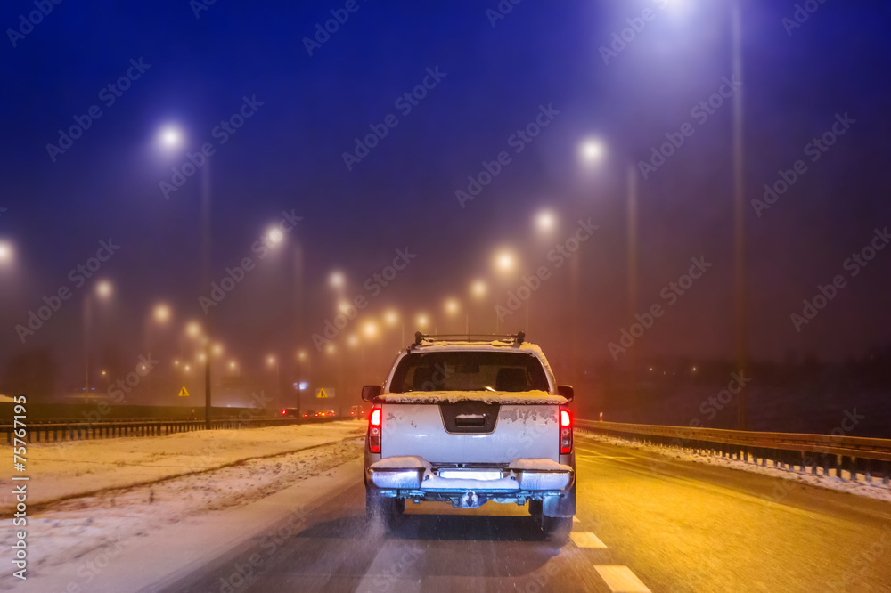 波兰冬季降雪后的雪路