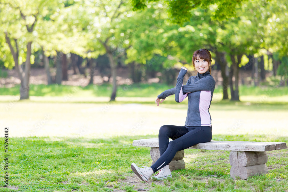 年轻的亚洲女人在公园里放松