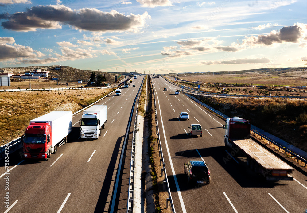 Camiones y automóviles en la carretera.Logística