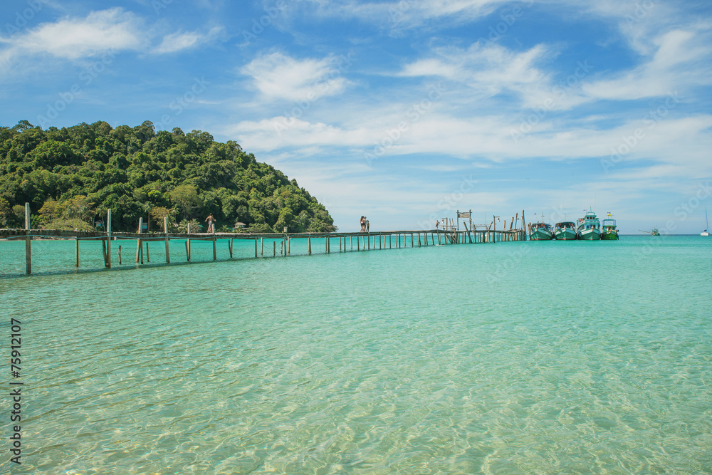 蓝天下的海上木桥码头。泰国普吉岛旅游