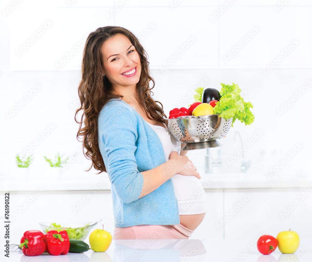 怀孕的年轻女性烹饪蔬菜。健康食品