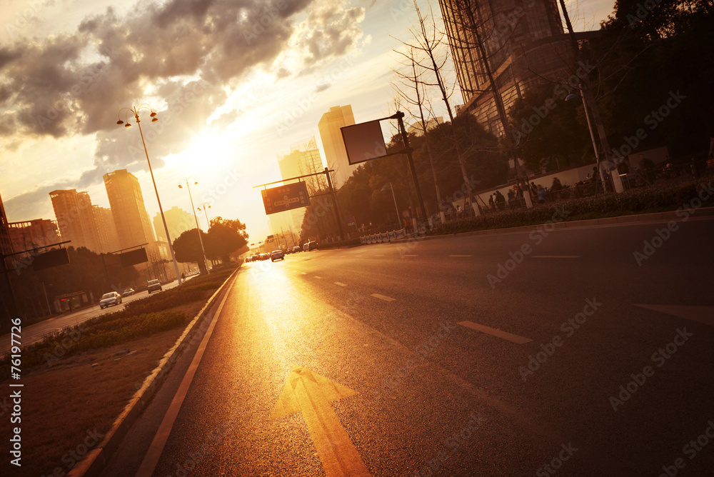 日落时的现代城市道路场景