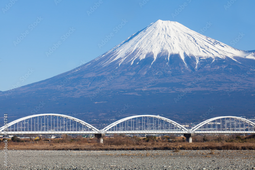 冬季的富士山和蓝天