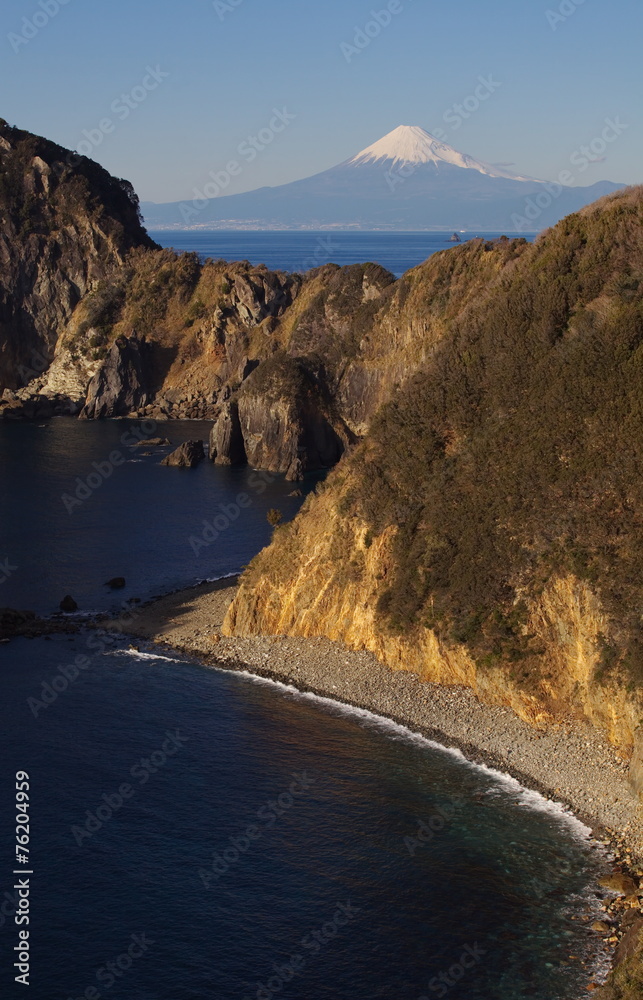 日本静冈县伊豆市的富士山和大海