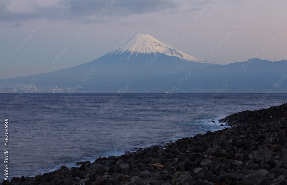 日本静冈县伊豆市的富士山和大海