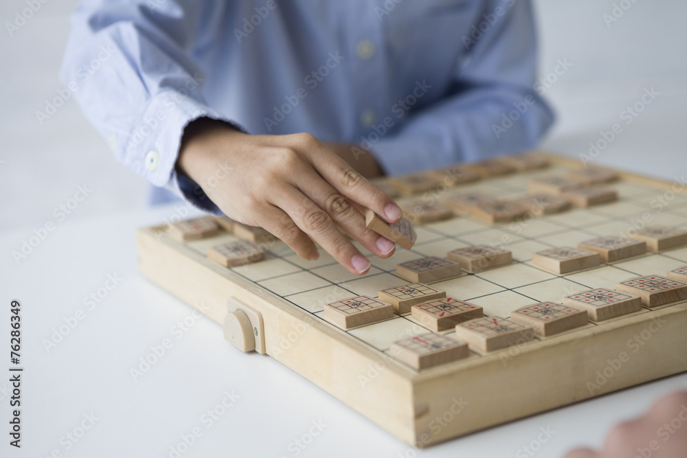 玩日本象棋的男孩