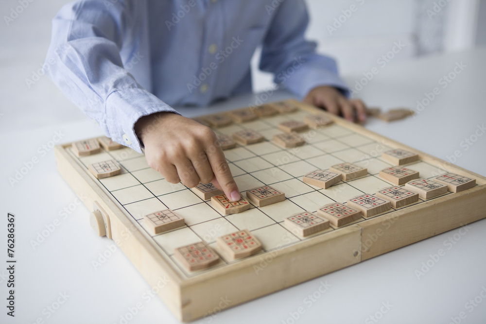 玩日本象棋的男孩