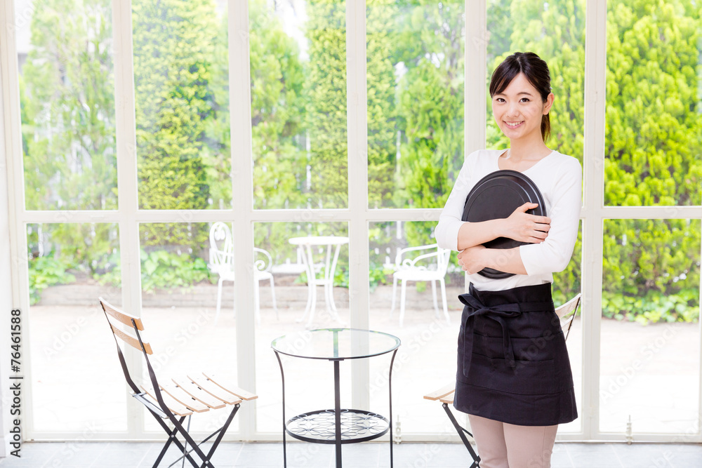 咖啡馆里的年轻亚洲女服务员