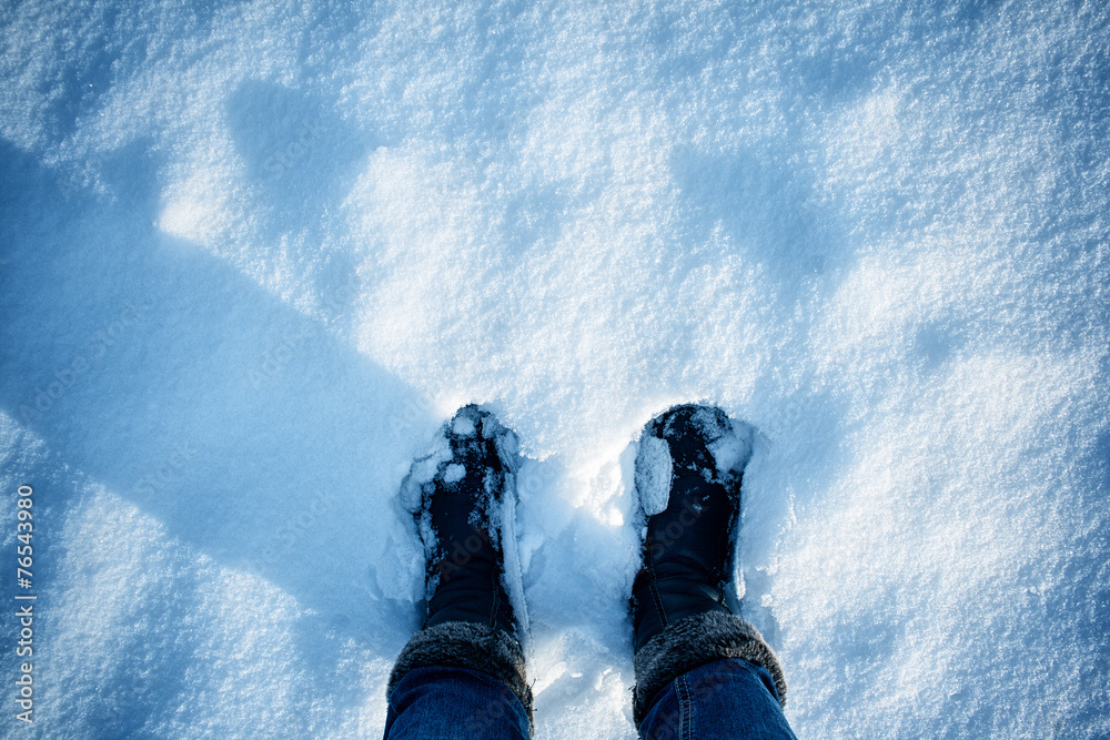 脚踩雪地