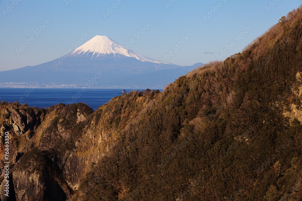 日本静冈县伊豆市的富士山和大海