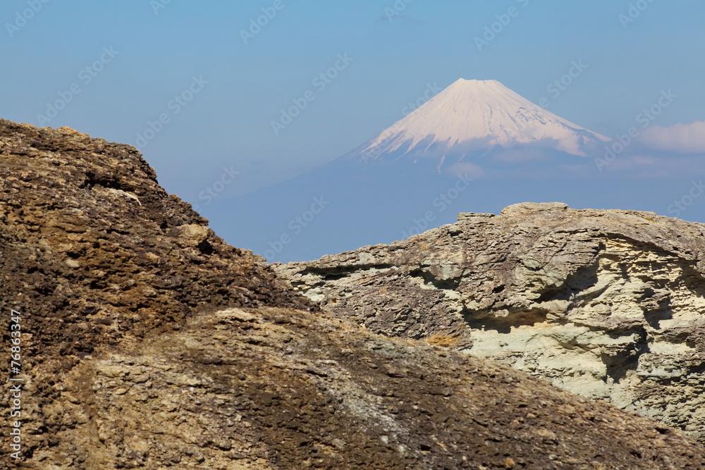 日本静冈县伊豆市的富士山和大海