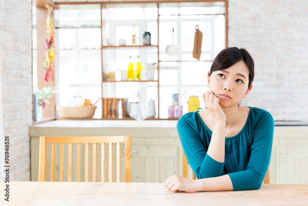 厨房里的年轻亚洲女人