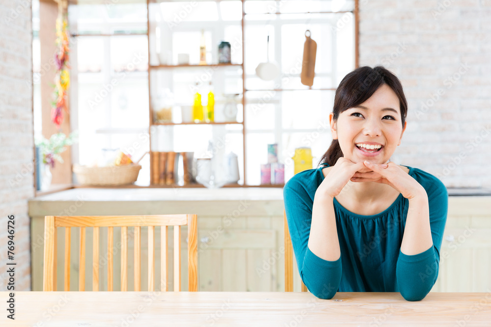 厨房里的年轻亚洲女人