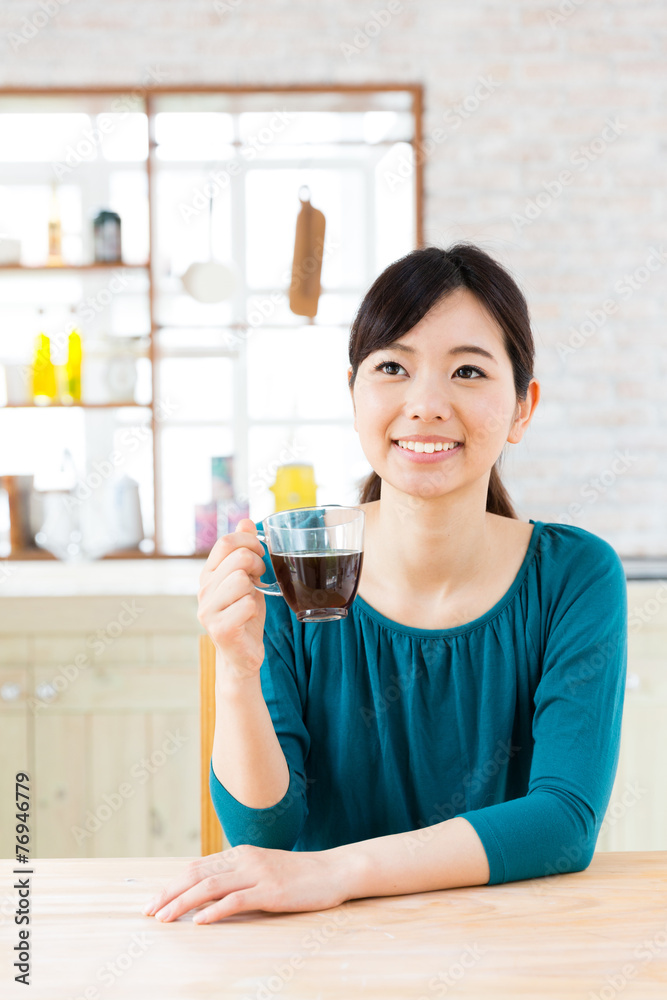 厨房里的年轻亚洲女人