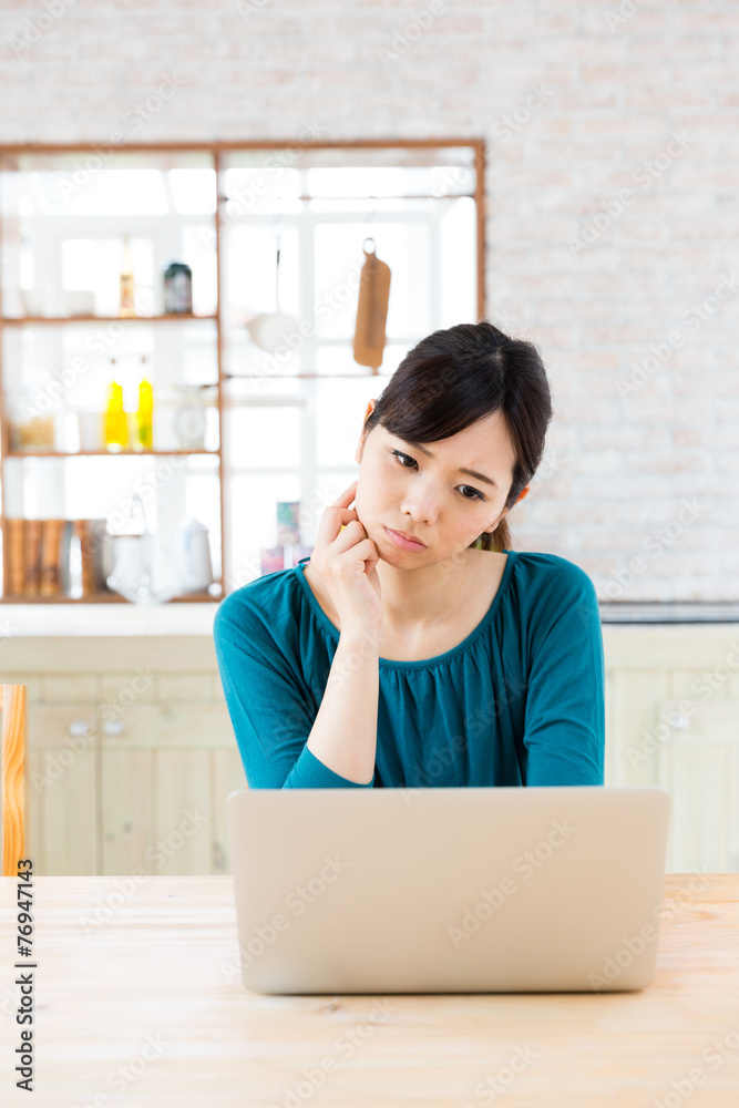 厨房里的年轻亚洲女人